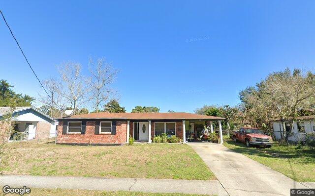 Street view of 385 Royal Palms Dr